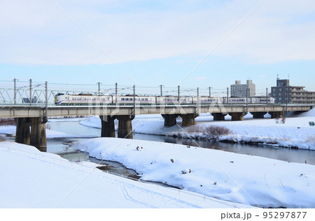 札幌を出発して豊平川を渡り函館へ向かう特急「北斗」(後追い) 札幌を出発して豊平川を渡り函館へ向かう特急「北斗」(後追い) 95297877