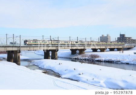 豊平川橋梁を走る731系のみで6輌編成を組んだ普通列車 豊平川橋梁を走る731系のみで6輌編成を組んだ普通列車 95297878