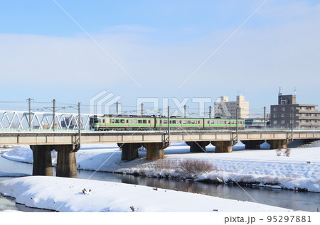 屋根に抵抗器を載せたクモハ721を先頭にした721系2次車3輌による普通列車 屋根に抵抗器を載せたクモハ721を先頭にした721系2次車3輌による普通列車 95297881