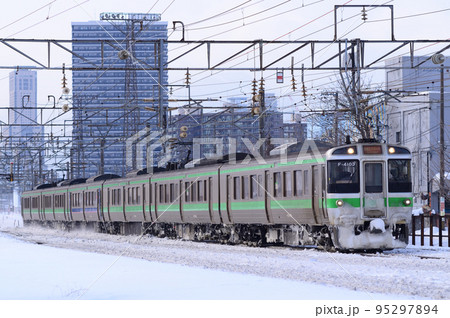 床下に雪を付けながらも快走する721系の快速「エアポート」 床下に雪を付けながらも快走する721系の快速「エアポート」 95297894