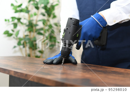 DIYをする若いエプロン姿の若い男性 95298010