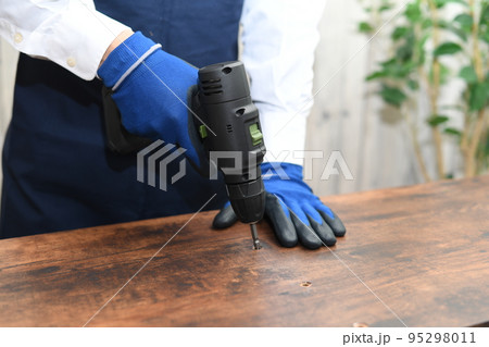 DIYをする若いエプロン姿の若い男性 DIYをする若いエプロン姿の若い男性 95298011