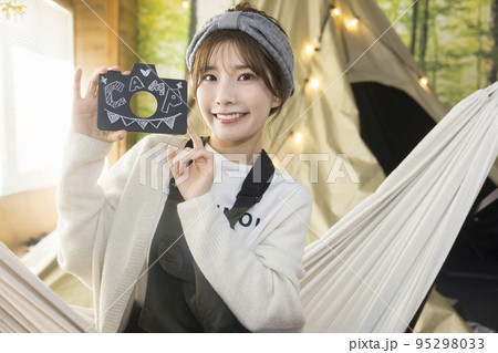 ハンモックに座って文字を見せる若い女性  家キャン おうちキャンプ キャンプイメージ ハンモックに座って文字を見せる若い女性  家キャン おうちキャンプ キャンプイメージ 95298033