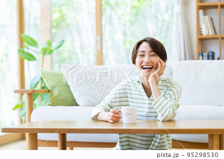 リビングでくつろぐミドルの女性 リビングでくつろぐミドルの女性 95298530