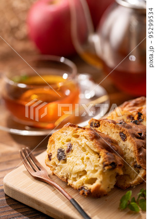 手作りのアップルケーキ （ リンゴケーキ ）を紅茶でいただく 95299534