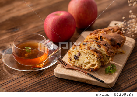 手作りのアップルケーキ （ リンゴケーキ ）を紅茶でいただく 95299535