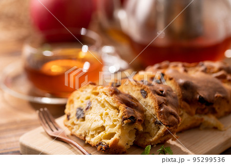 手作りのアップルケーキ （ リンゴケーキ ）を紅茶でいただく 95299536