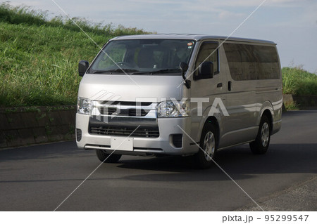 ワゴン車　道路走行 95299547