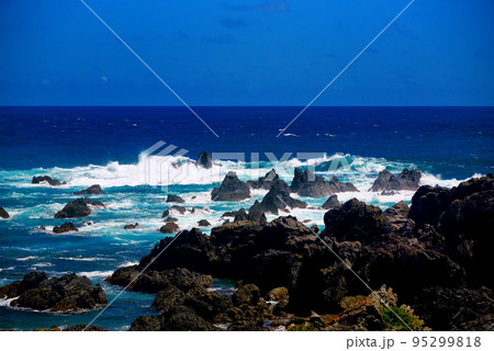 四国・室戸岬・室戸岬園地休憩所展望台・乱礁で飛沫を上げる波の荒々しい風景・高知県室戸市室戸岬町(4) 四国・室戸岬・室戸岬園地休憩所展望台・乱礁で飛沫を上げる波の荒々しい風景・高知県室戸市室戸岬町(4) 95299818