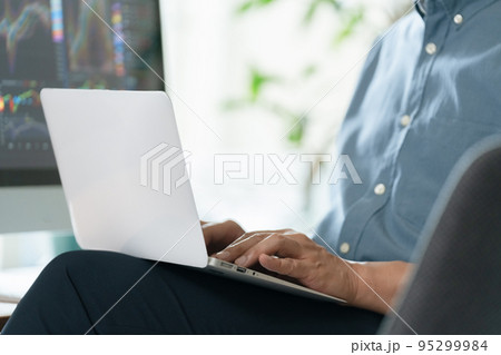 自宅で株のトレードをする男性 自宅で株のトレードをする男性 95299984