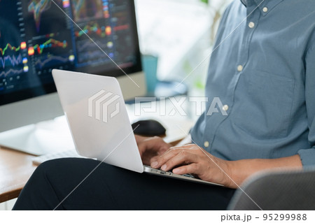自宅で株のトレードをする男性 自宅で株のトレードをする男性 95299988