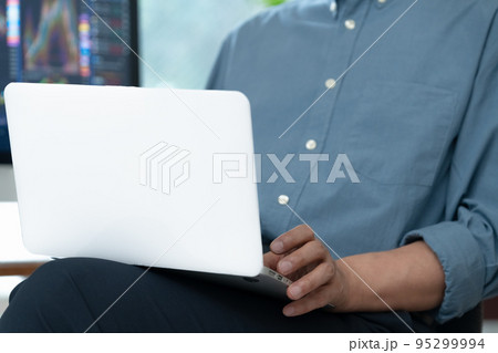 自宅で株のトレードをする男性 自宅で株のトレードをする男性 95299994