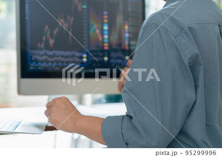 自宅で株のトレードをする男性 自宅で株のトレードをする男性 95299996