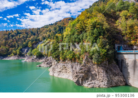 (富山県)紅葉が始まった黒部ダム湖畔 (富山県)紅葉が始まった黒部ダム湖畔 95300136
