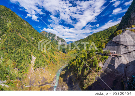 (富山県)黒部ダムから、黒部峡谷と白馬連峰を望む 秋 (富山県)黒部ダムから、黒部峡谷と白馬連峰を望む 秋 95300454
