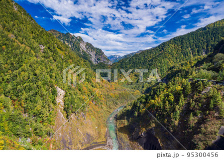 （富山県）黒部ダムから、黒部峡谷と白馬連峰を望む　秋 95300456
