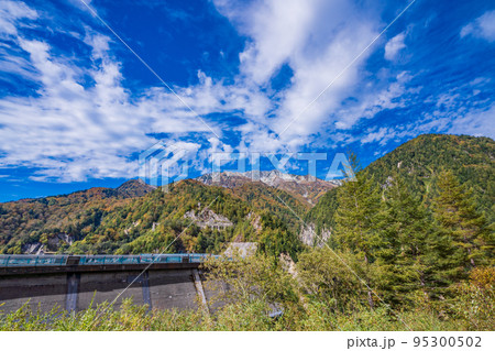 （富山県）紅葉が始まった黒部ダム 95300502