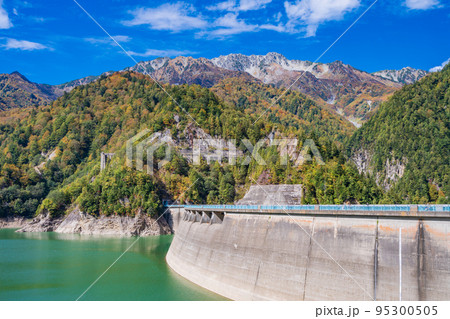(富山県)紅葉が始まった黒部ダム (富山県)紅葉が始まった黒部ダム 95300505