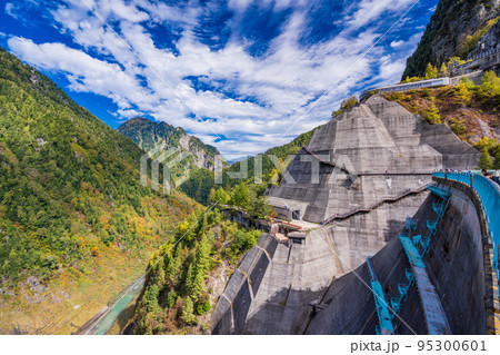 (富山県)黒部ダムを覗き込む観光客 (富山県)黒部ダムを覗き込む観光客 95300601