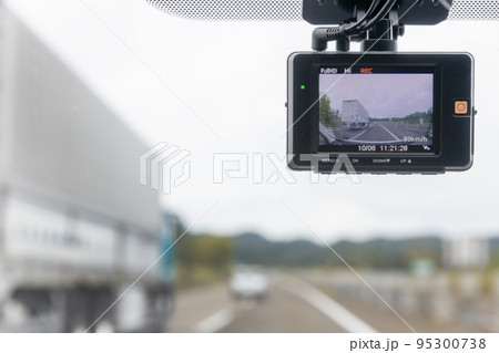高速道路を走る自動車のドライブレコーダー 95300738