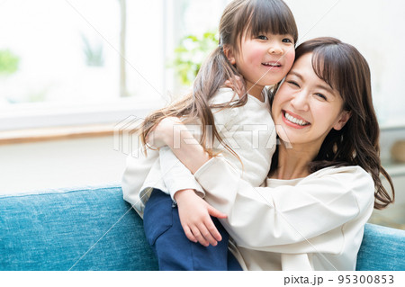 家族 ファミリー 親子 ライフスタイル 仲良し 抱っこ 家族 ファミリー 親子 ライフスタイル 仲良し 抱っこ 95300853