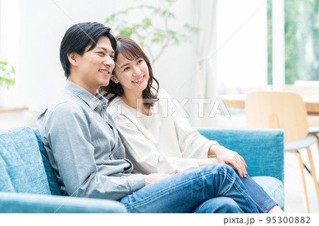 カップル 夫婦 ライフスタイル リビング カップル 夫婦 ライフスタイル リビング 95300882