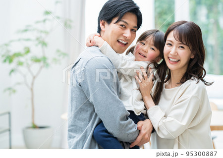 家族　ファミリー　親子　ライフスタイル　仲良し 95300887