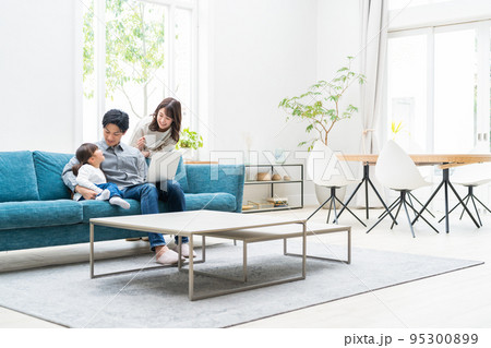 家族　ファミリー　パソコン　親子　ライフスタイル　仲良し 95300899