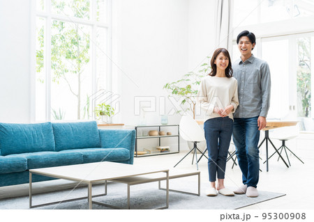 カップル 夫婦 ライフスタイル リビング カップル 夫婦 ライフスタイル リビング 95300908