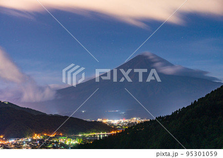 （山梨県）御坂みちから望む、富士山、秋の夕暮れ 95301059