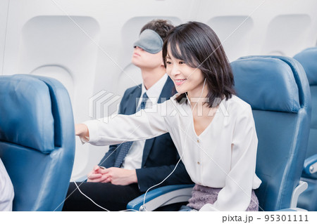機内エンターテイメントを使う乗客 95301111