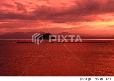 初秋の琵琶湖に浮かぶ神秘的な竹生島の夕景が美しい 初秋の琵琶湖に浮かぶ神秘的な竹生島の夕景が美しい 95301324