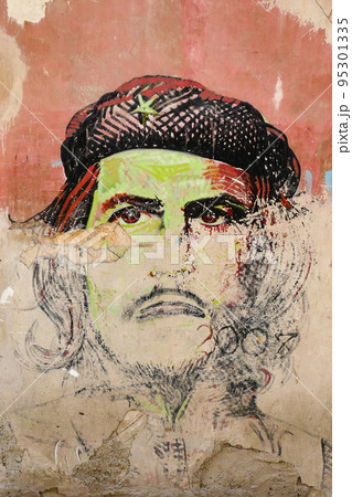 Cuba, Portrait of Ernesto Che Guevara on the wall of a house in Havana 95301335