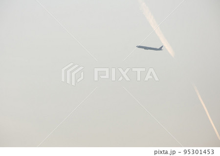 飛行機と雲 飛行機と雲 95301453