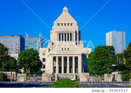 静かな朝、秋晴れの国会議事堂（東京都千代田区永田町） 95301517