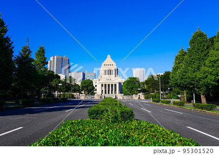 静かな朝、秋晴れの国会議事堂（東京都千代田区永田町） 95301520