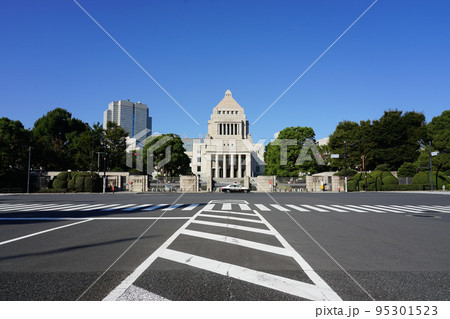 静かな朝、秋晴れの国会議事堂(東京都千代田区永田町) 静かな朝、秋晴れの国会議事堂(東京都千代田区永田町) 95301523