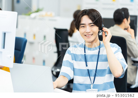 コールセンターで働く若い男性 コールセンターで働く若い男性 95301562