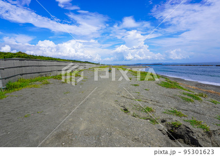 平塚海岸 波とビーチと青空 平塚海岸 波とビーチと青空 95301623
