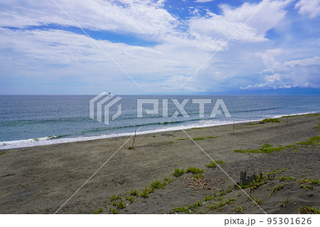 平塚海岸　波とビーチと青空 95301626