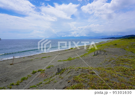 平塚海岸　波とビーチと青空 95301630