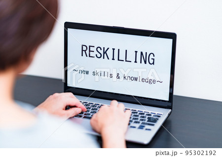 リスキリング とは DX に向けた新しい 知識 と スキル の 獲得 【 人材育成 の イメージ 】 95302192
