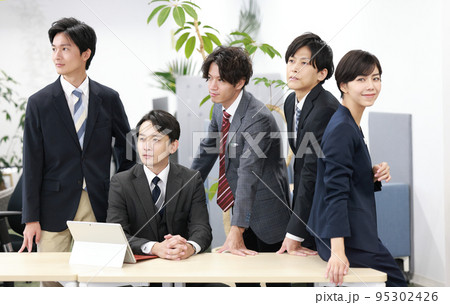 同じ方向を微笑んでポーズを取るビジネスパーソン5人_2向きポーズを取るビジネスパーソン5人_1 95302426