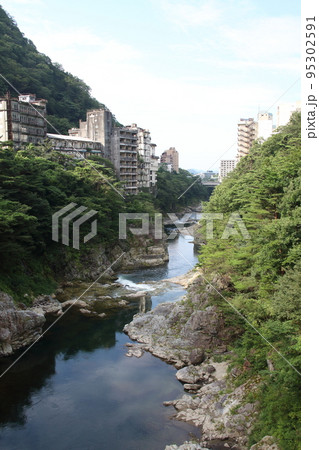 鬼怒川温泉郷絶景の宿絹の渓谷碧流滝見橋（吊橋）からの風景 95302591