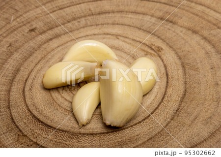 Falling garlic, isolated on white background, clipping path, full depth of field Falling garlic, isolated on white background, clipping path, full depth of field 95302662
