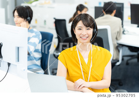 コールセンターで働く若いビジネスウーマン コールセンターで働く若いビジネスウーマン 95302705