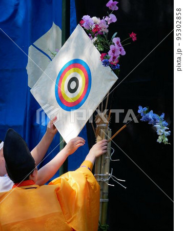 武田流騎射流鏑馬の的を設置する　（熊本市水前寺公園） 95302858