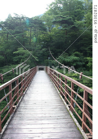 鬼怒川温泉郷絶景の宿絹の渓谷碧流滝見橋（吊橋）からの風景 95302871