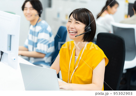 コールセンターで働く若いビジネスウーマン コールセンターで働く若いビジネスウーマン 95302903