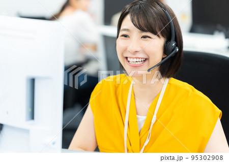 コールセンターで働く若いビジネスウーマン コールセンターで働く若いビジネスウーマン 95302908